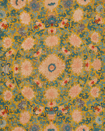 A CHINESE SILK IMPERIAL YELLOW-GROUND KESI THRONE SEAT COVER - фото 1