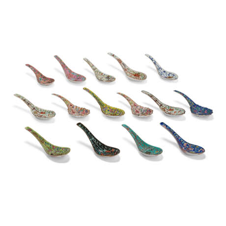 A GROUP OF FIFTEEN CHINESE ENAMELED PORCELAIN SPOONS - фото 1