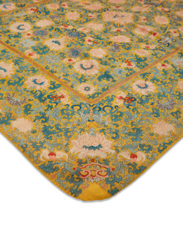 A CHINESE SILK IMPERIAL YELLOW-GROUND KESI THRONE SEAT COVER - Foto 3