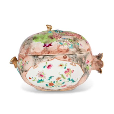 A CHINESE EXPORT PORCELAIN FAMILLE ROSE AND 'FAUX MARBRE' POMEGRANATE TUREEN AND COVER - photo 1