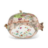A CHINESE EXPORT PORCELAIN FAMILLE ROSE AND 'FAUX MARBRE' POMEGRANATE TUREEN AND COVER - фото 1