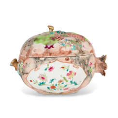 A CHINESE EXPORT PORCELAIN FAMILLE ROSE AND 'FAUX MARBRE' POMEGRANATE TUREEN AND COVER
