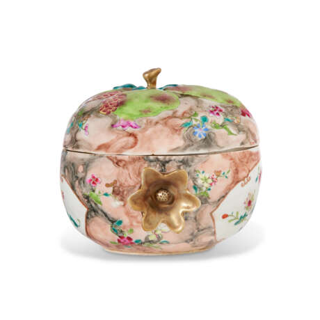 A CHINESE EXPORT PORCELAIN FAMILLE ROSE AND 'FAUX MARBRE' POMEGRANATE TUREEN AND COVER - photo 2