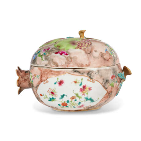 A CHINESE EXPORT PORCELAIN FAMILLE ROSE AND 'FAUX MARBRE' POMEGRANATE TUREEN AND COVER - фото 3