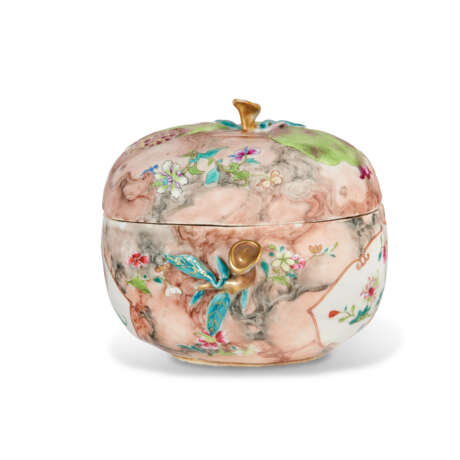 A CHINESE EXPORT PORCELAIN FAMILLE ROSE AND 'FAUX MARBRE' POMEGRANATE TUREEN AND COVER - photo 4