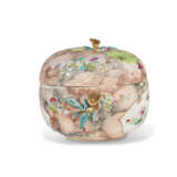 A CHINESE EXPORT PORCELAIN FAMILLE ROSE AND 'FAUX MARBRE' POMEGRANATE TUREEN AND COVER - Foto 4