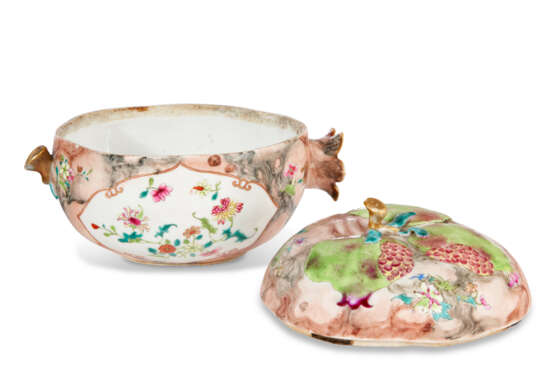 A CHINESE EXPORT PORCELAIN FAMILLE ROSE AND 'FAUX MARBRE' POMEGRANATE TUREEN AND COVER - Foto 5