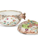 A CHINESE EXPORT PORCELAIN FAMILLE ROSE AND 'FAUX MARBRE' POMEGRANATE TUREEN AND COVER - photo 5