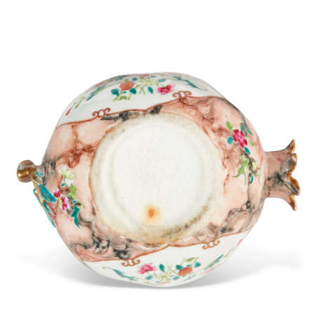 A CHINESE EXPORT PORCELAIN FAMILLE ROSE AND 'FAUX MARBRE' POMEGRANATE TUREEN AND COVER - Foto 6