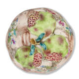 A CHINESE EXPORT PORCELAIN FAMILLE ROSE AND 'FAUX MARBRE' POMEGRANATE TUREEN AND COVER - Foto 7