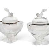 A PAIR OF LALIQUE COLORLESS AND FROSTED GLASS 'IGOR' CAVIAR SERVERS - Foto 1