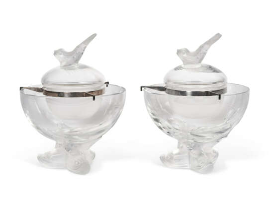 A PAIR OF LALIQUE COLORLESS AND FROSTED GLASS 'IGOR' CAVIAR SERVERS - фото 3