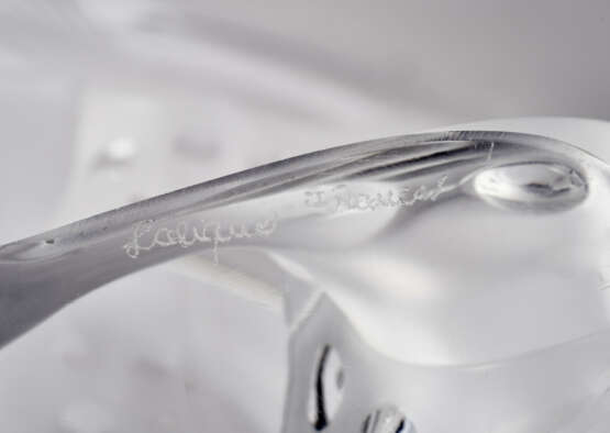 A PAIR OF LALIQUE COLORLESS AND FROSTED GLASS 'IGOR' CAVIAR SERVERS - фото 7