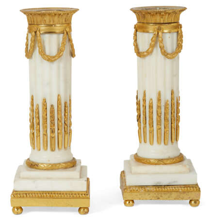 A PAIR OF LATE LOUIS XV ORMOLU-MOUNTED WHITE MARBLE CANDLESTICKS - Foto 1
