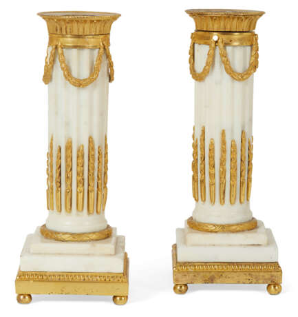 A PAIR OF LATE LOUIS XV ORMOLU-MOUNTED WHITE MARBLE CANDLESTICKS - Foto 2