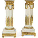A PAIR OF LATE LOUIS XV ORMOLU-MOUNTED WHITE MARBLE CANDLESTICKS - Foto 3