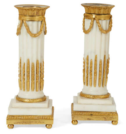 A PAIR OF LATE LOUIS XV ORMOLU-MOUNTED WHITE MARBLE CANDLESTICKS - Foto 3