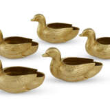 A SET OF FIVE VICTORIAN GILT SILVER-PLATED DUCK-FORM SALT CELLARS - фото 2
