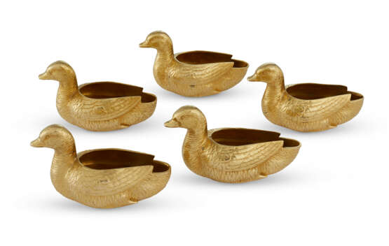 A SET OF FIVE VICTORIAN GILT SILVER-PLATED DUCK-FORM SALT CELLARS - фото 2