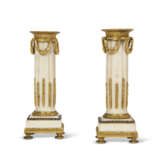 A PAIR OF LATE LOUIS XVI ORMOLU-MOUNTED WHITE MARBLE CANDLESTICKS - фото 2