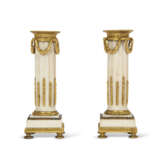 A PAIR OF LATE LOUIS XVI ORMOLU-MOUNTED WHITE MARBLE CANDLESTICKS - фото 3