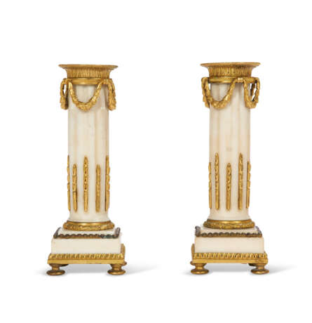 A PAIR OF LATE LOUIS XVI ORMOLU-MOUNTED WHITE MARBLE CANDLESTICKS - фото 3