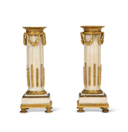 A PAIR OF LATE LOUIS XVI ORMOLU-MOUNTED WHITE MARBLE CANDLESTICKS - фото 4