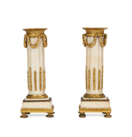 A PAIR OF LATE LOUIS XVI ORMOLU-MOUNTED WHITE MARBLE CANDLESTICKS - фото 5