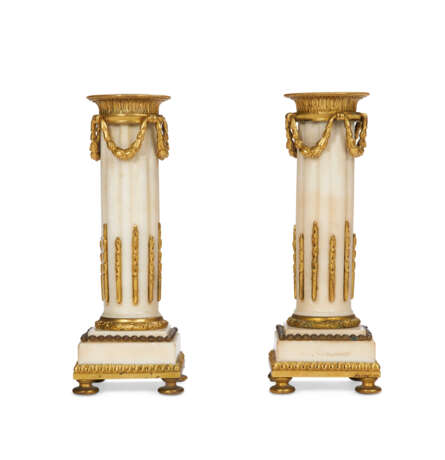 A PAIR OF LATE LOUIS XVI ORMOLU-MOUNTED WHITE MARBLE CANDLESTICKS - фото 6