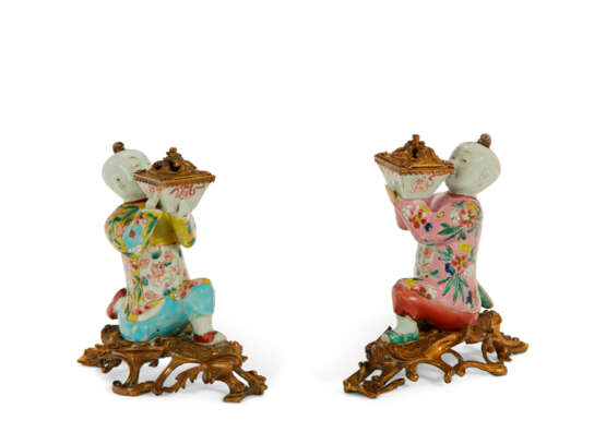 A PAIR OF ORMOLU-MOUNTED CHINESE EXPORT PORCELAIN FAMILLE ROSE FIGURES OF KNEELING BOYS - фото 1