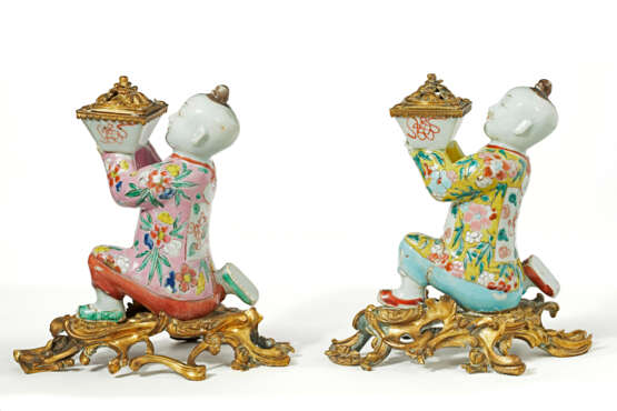 A PAIR OF ORMOLU-MOUNTED CHINESE EXPORT PORCELAIN FAMILLE ROSE FIGURES OF KNEELING BOYS - Foto 2
