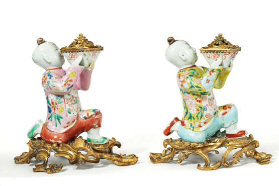 A PAIR OF ORMOLU-MOUNTED CHINESE EXPORT PORCELAIN FAMILLE ROSE FIGURES OF KNEELING BOYS - фото 3