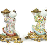 A PAIR OF ORMOLU-MOUNTED CHINESE EXPORT PORCELAIN FAMILLE ROSE FIGURES OF KNEELING BOYS - Foto 4