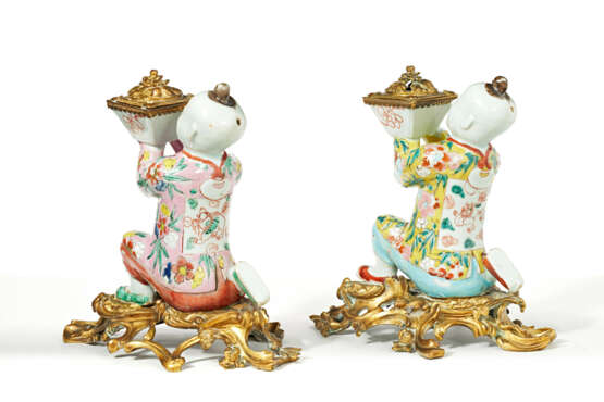 A PAIR OF ORMOLU-MOUNTED CHINESE EXPORT PORCELAIN FAMILLE ROSE FIGURES OF KNEELING BOYS - фото 4