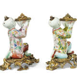 A PAIR OF ORMOLU-MOUNTED CHINESE EXPORT PORCELAIN FAMILLE ROSE FIGURES OF KNEELING BOYS - фото 5