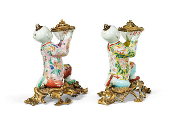 A PAIR OF ORMOLU-MOUNTED CHINESE EXPORT PORCELAIN FAMILLE ROSE FIGURES OF KNEELING BOYS - фото 5