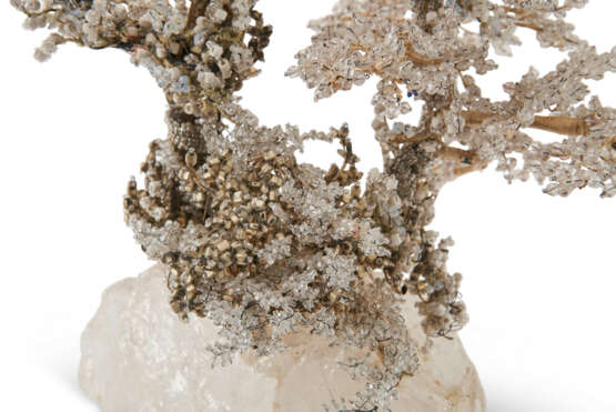 A ROCK CRYSTAL AND BEADED GLASS TREE-FORM TABLE ORNAMENT - Foto 6