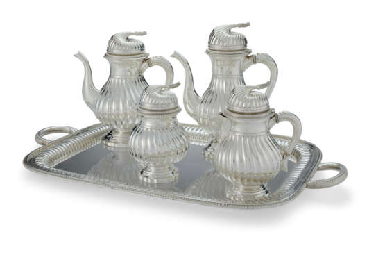 A SILVER FOUR-PIECE TEA AND COFFEE SERVICE AND TWO-HANDLED TRAY - Foto 1