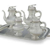 A SILVER FOUR-PIECE TEA AND COFFEE SERVICE AND TWO-HANDLED TRAY - Foto 2