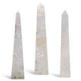 A GROUP OF THREE ROCK CRYSTAL OBELISKS - Foto 2