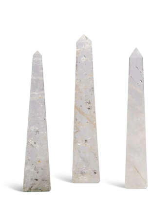 A GROUP OF THREE ROCK CRYSTAL OBELISKS - Foto 4