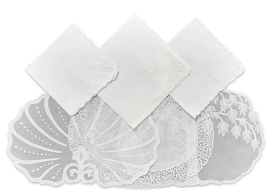 A SUITE OF COTTON PLACEMATS AND NAPKINS - фото 1