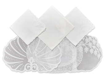 A SUITE OF COTTON PLACEMATS AND NAPKINS