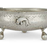AN AMERICAN SILVER AND MIXED-METAL SERVING BOWL - photo 3
