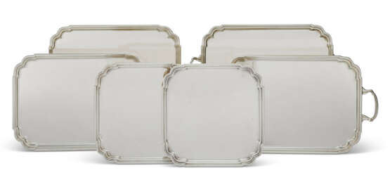 A SUITE OF SIX AMERICAN SILVER TRAYS - фото 1