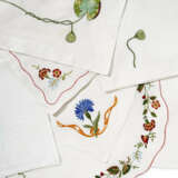 A SUITE OF EMBROIDERED AND APPLIQUE TABLE LINENS - Foto 1