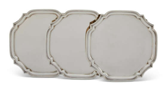 THREE AMERICAN SILVER FOOTED SALVERS - Foto 1