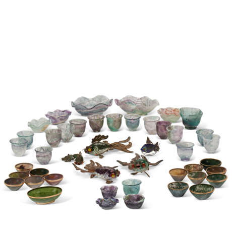 AN ASSEMBLED GROUP OF AGATE FINGER BOWLS AND SALT CELLARS - фото 1