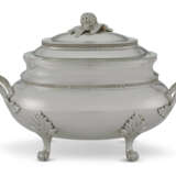 A SILVER SMALL SOUP TUREEN AND COVER - Foto 1