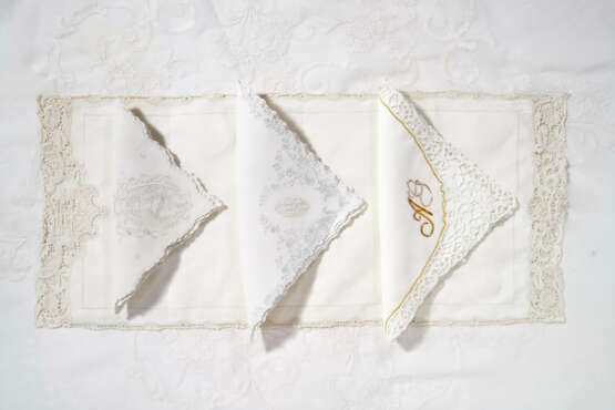 A SUITE OF EMBROIDERED TABLE LINENS - фото 1